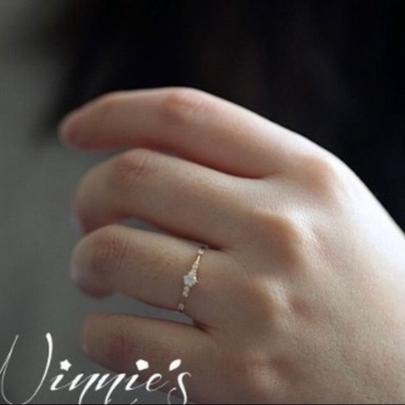 White Gold ring 18k. Size 7. Dainty ring. Comes in 18K white gold - Picture 6 of 6